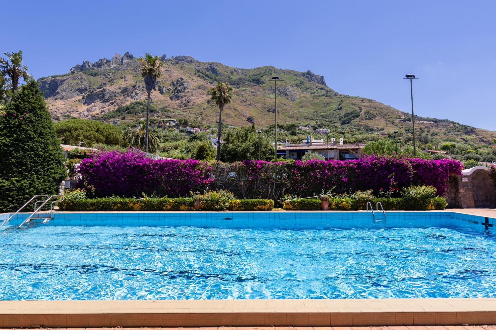 Villetta Con Giardino Esclusivo Di 1000 Mq, Piscina, Tennis, Calcio, Bocce Forio  ภายนอก รูปภาพ